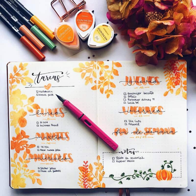 Bullet journal halloween theme for October weekly spread layout by @lacqueredworld